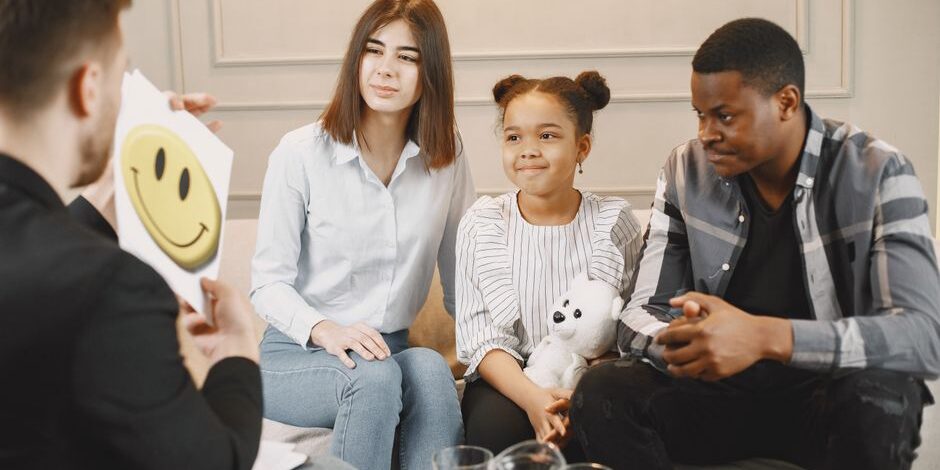 breaking-the-cycle-with-toxic-family-patterns-counseling-image family estrangement therapy